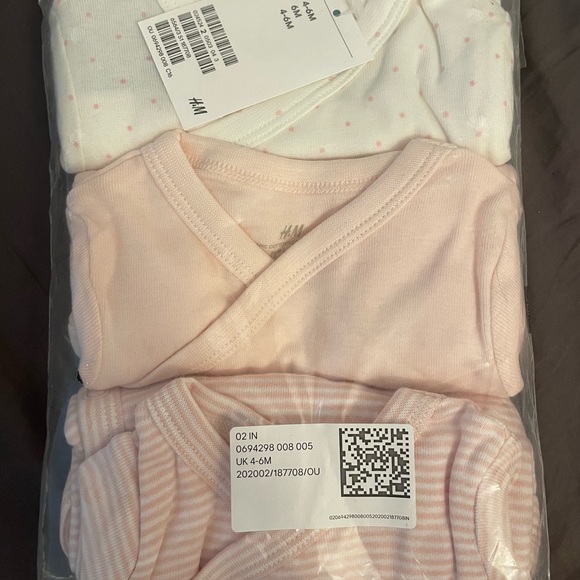 Baby girl long sleeve onesie - 6 Month. 3 pieces. - Picture 2 of 3